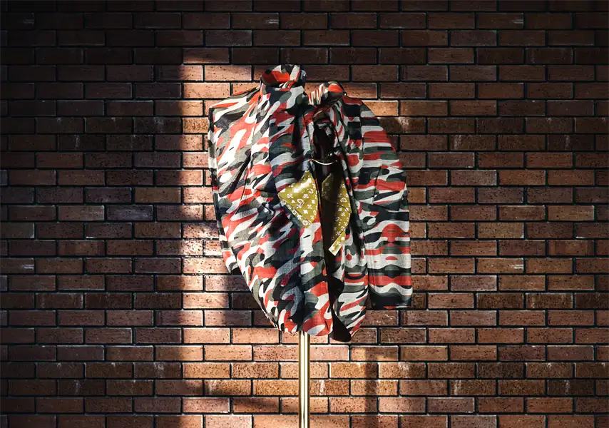 模漾网-1p-红色砖墙金属衣架上花纹外套-Octane -Hanger-C4D工程